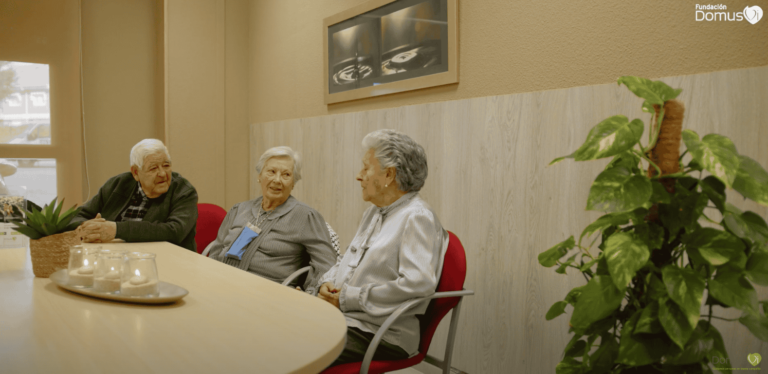 Personas mayores que han participado en el proyecto Conectados que promueve una vida social más activa a través de encuentros mensuales entre los residentes de los centros participantes.