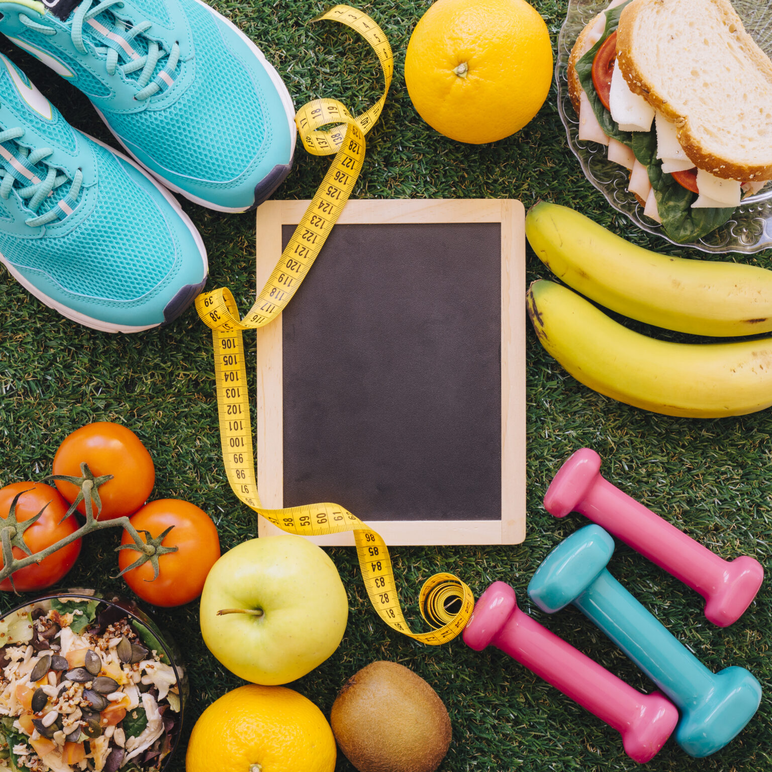 Imagen con pesas, metro , zapatillas, fruta, sandwich y tomates.