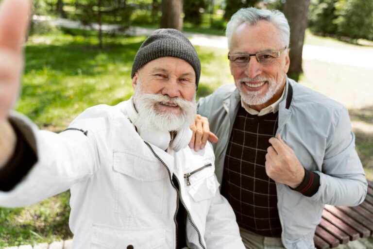 Selfie de dos personas mayores sonriedno.
