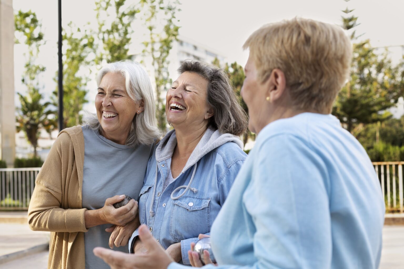 Personas mayores pasan un buen rato juntas